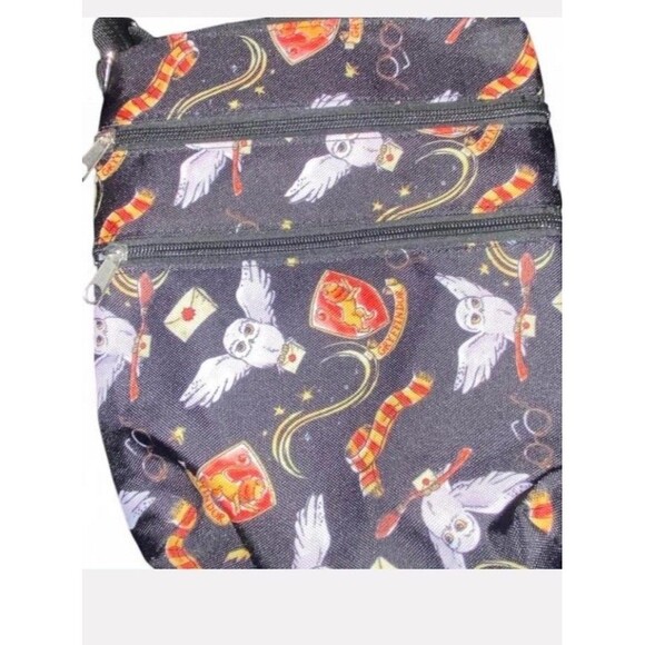 Harry Potter Passport Bag Travel Crossbody Purse Gryffindor Hedwig - Picture 2 of 7